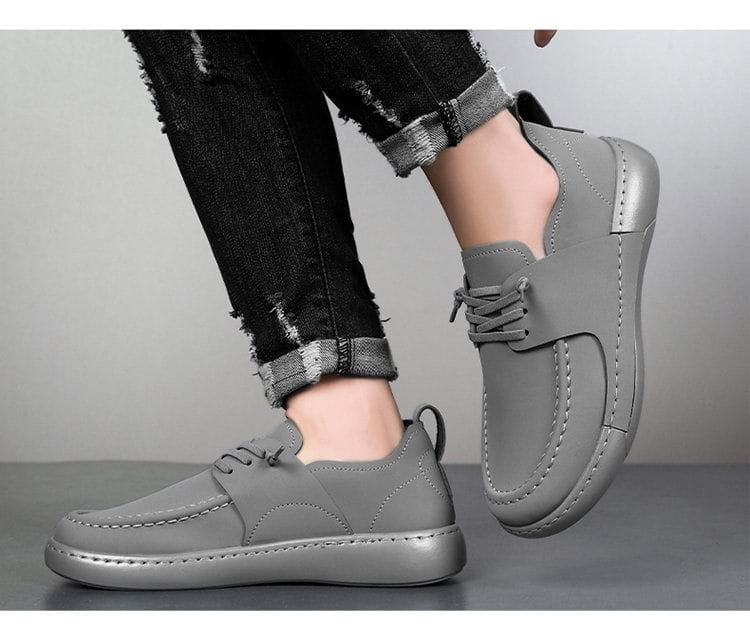Chaussures en cuir rétro britanniques élégance décontractée pour homme, en gris, design enfiler, avec lacets et détails cousus.