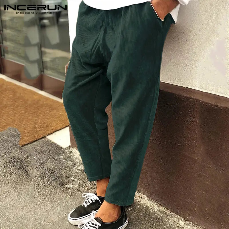 Herren-Cord-Jogginghose in lockerer Passform in Dunkelgrün mit zulaufender Passform und weichem, strukturiertem Stoff.