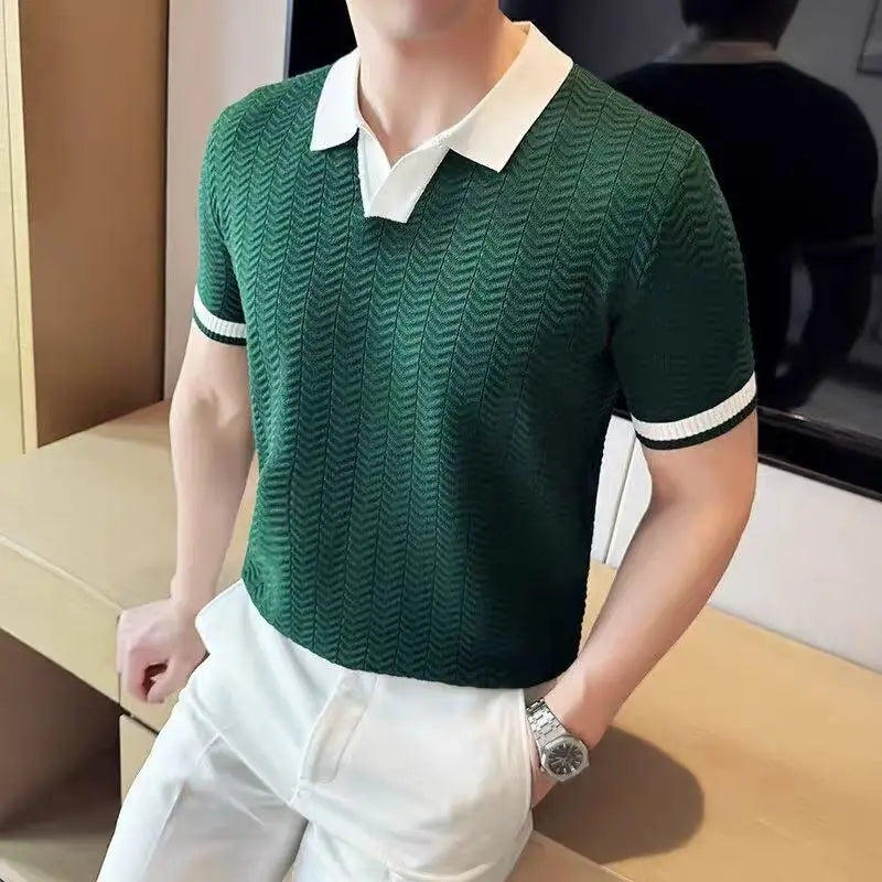 Ein grünes Eisseiden-Feinstrick-Poloshirt mit weißem Kragen und Ärmelsaum für die Sommerzeit