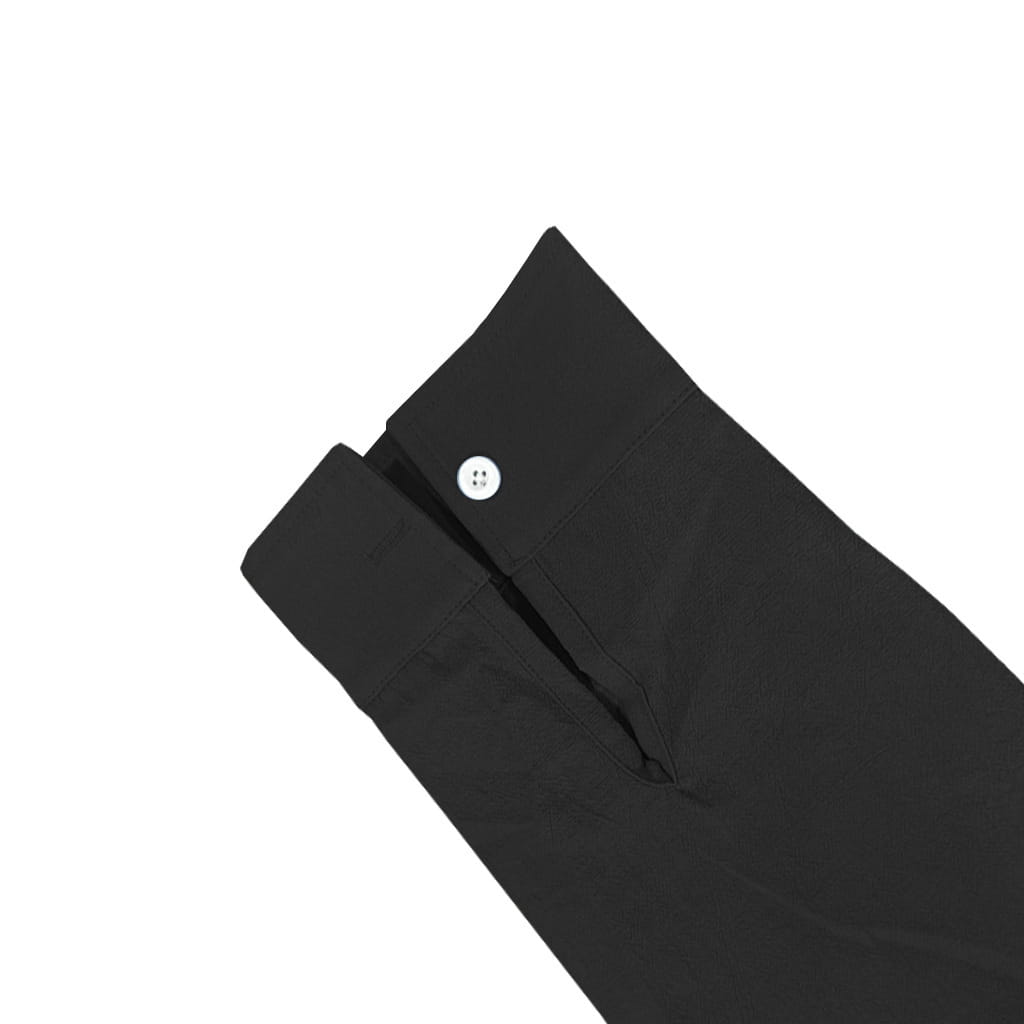 Set aus Herren-Leinenhemd und -hose, mit schwarzem Leinenhemd-Ärmelbund mit einem einzelnen weißen Knopf