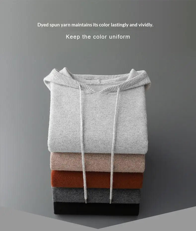 Pila de cuatro sudaderas con capucha de cachemir para hombre dobladas, en tonos neutros, con tejido de punto de textura suave y cordones a juego, para uso de jersey holgado para el invierno.
