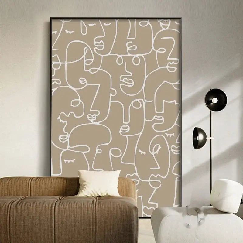 Ein modernes abstraktes Wandkunst-Canvas-Druckbild mit minimalistischen weißen Linieneinfassungen stilisierter Gesichter vor einem gedämpften beigen Hintergrund, gerahmt in einem eleganten schwarzen Rahmen.