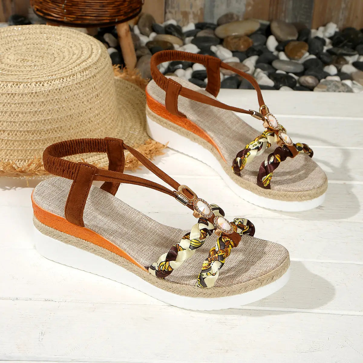 Sandalias tipo cuña para mujer tejidas en bailarinas tipo espadrille en marrón y naranja, con correas de tela trenzada y cuentas ovaladas decorativas.