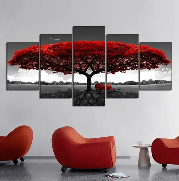 Wandkunst auf Leinwand mit rotem Baum, fünfteiliges Landschaftsdekor, mit einem kräftigen roten Baum mit weit ausladenden Ästen und dichtem Laub vor einem monochromen Hintergrund.