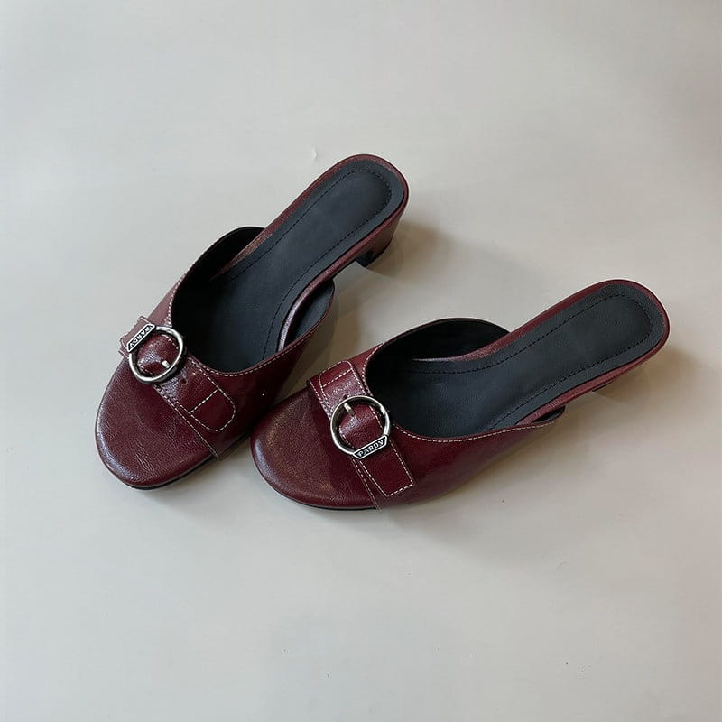 Sandalias tipo mule de cuero burdeos con puntera cuadrada para mujer, con detalles de hebilla en tono plateado.