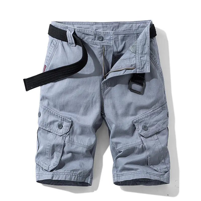 Bermudas cargo gris pour homme en coton 100 %, jambes droites, avec plusieurs poches et une ceinture noire avec une boucle et une sangle fabriquées dans un tissu résistant.