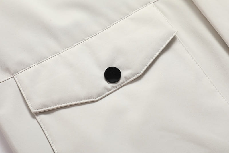 Weiße Nylontasche mit schwarzem Knopfverschluss am Herren-Wasserabweisenden Trenchcoat mit Kapuze