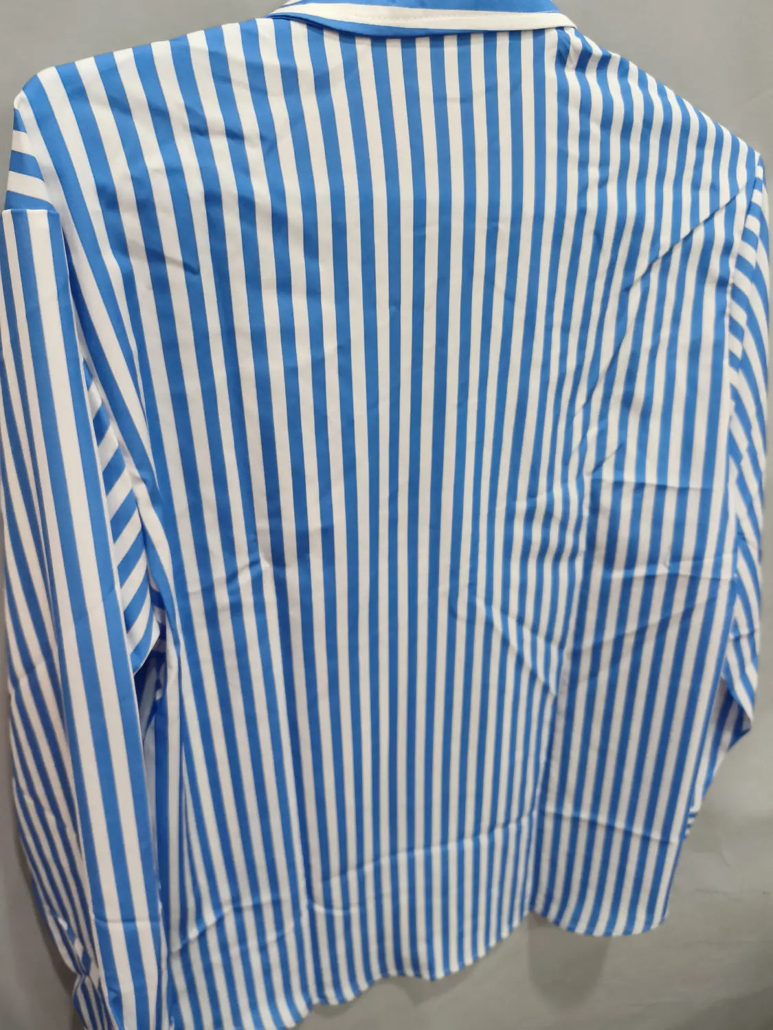 Chemise décontractée boutonnée à manches longues rayée verticalement bleu et blanc pour hommes, avec col net.