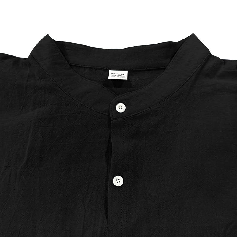Set aus Herren-Leinenhemd und -hose mit schwarzem Leinenhemd mit Knopfverschluss, Stehkragen und weißen Knöpfen.