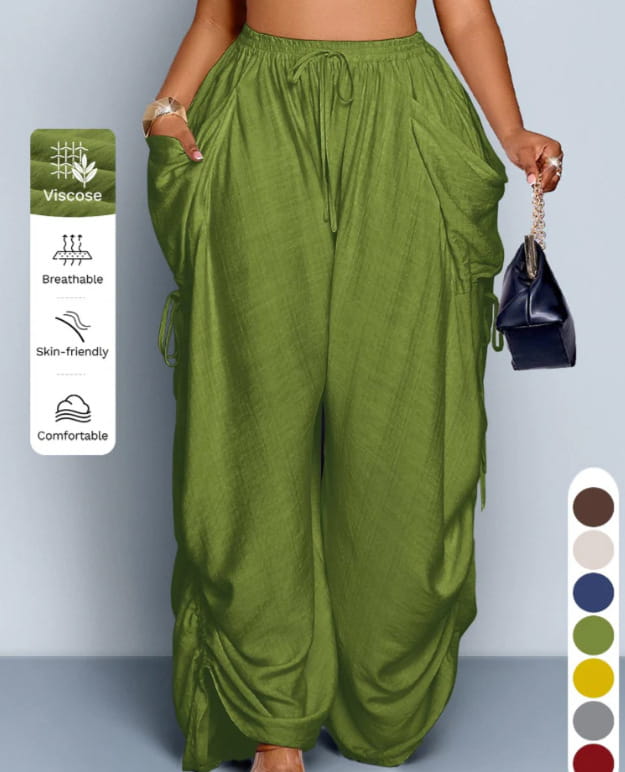 Olivgrüne Viskose-Faltenrockige High-Waist-Cargo-Hosen mit weitem Bein mit Kordelzugbund und Seitentaschen, von vorn abgebildet.