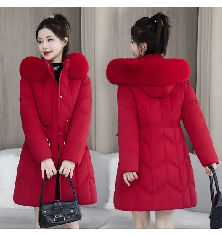Eine leuchtend rote gesteppten Winterjacke aus Baumwolle mit einer kuscheligen, pelzgefütterten Kapuze, ausgelegt für kaltes Wetter.