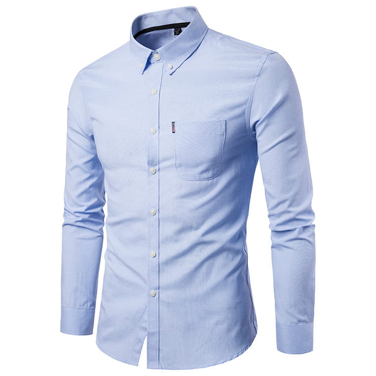 Chemise habillée homme à coupe slim, manches longues, bleu clair, avec un tissage texturé subtil et une petite étiquette de marque sur la poche poitrine.