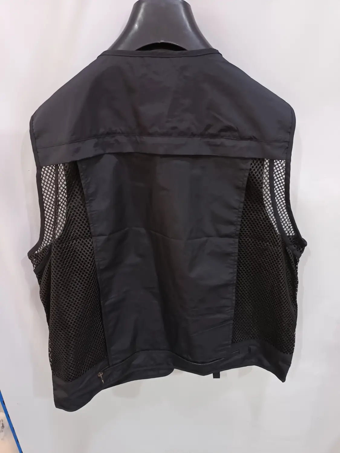 Schwarze Mesh- und Nylon-Taktikwanderweste mit 14 Taschen und Seitentaschen, ausgelegt für die Cargo-Aufbewahrung.