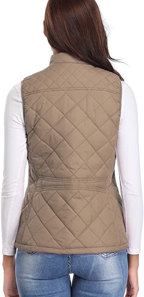 Chaleco acolchado de algodón para mujer color beige claro con patrón de rombos, cuello alto, cintura ceñida y bolsillos.