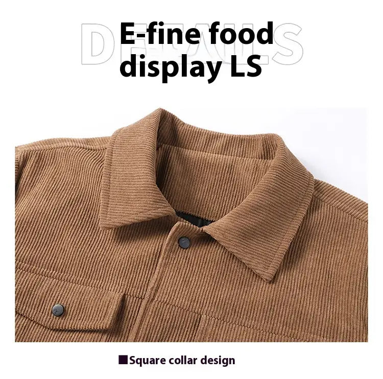 Eine tanfarbene Herren-Cordjacke im Casual-Stil mit quadratischem Kragen und dunklen Knöpfen.