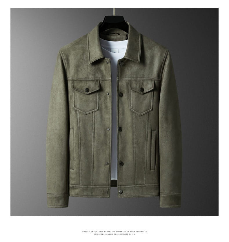 Manteau en suède décontracté ajusté pour homme en vert olive, doté de poches au style denim classique et de fermetures boutonnées.