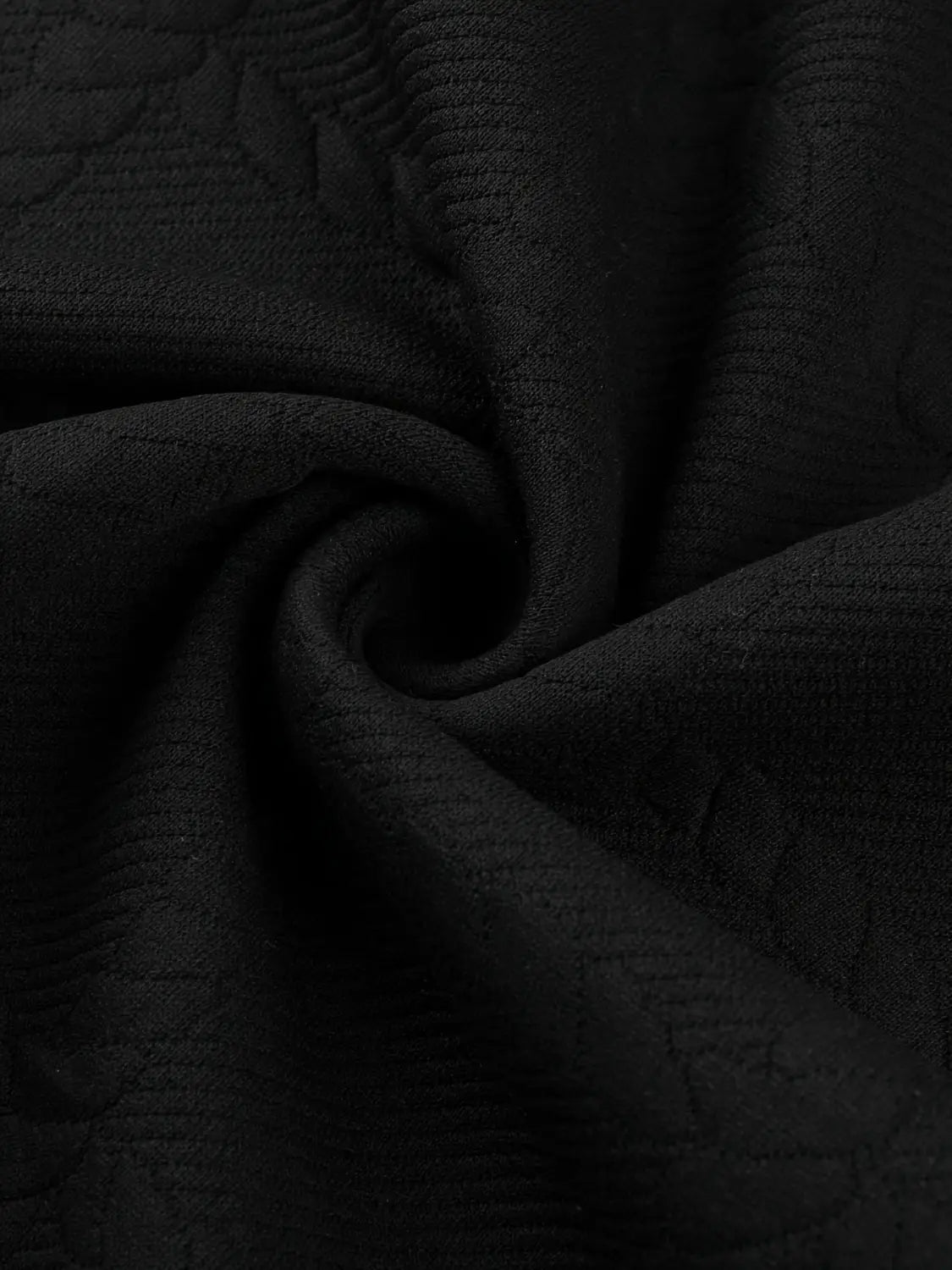 Tela de camisa tipo polo de manga larga negra con textura con un sutil patrón en relieve