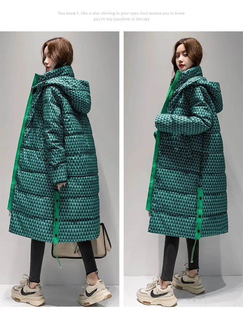 Manteau matelassé en coton à carreaux pour femmes avec un design matelassé long vert-teal, un motif de triangle géométrique et une finition de capuche assortie