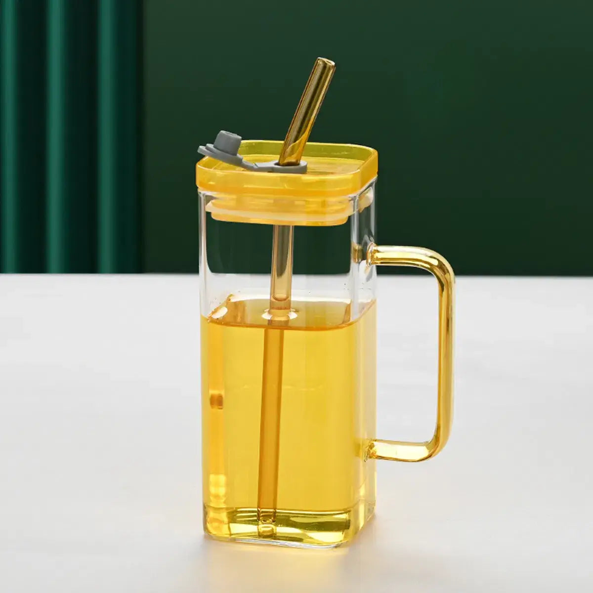 Tasse carrée en verre avec couvercle et paille de 12 oz, présentant un distributeur d’huile en verre transparent avec couvercle jaune, une poignée de couleur or et une paille.