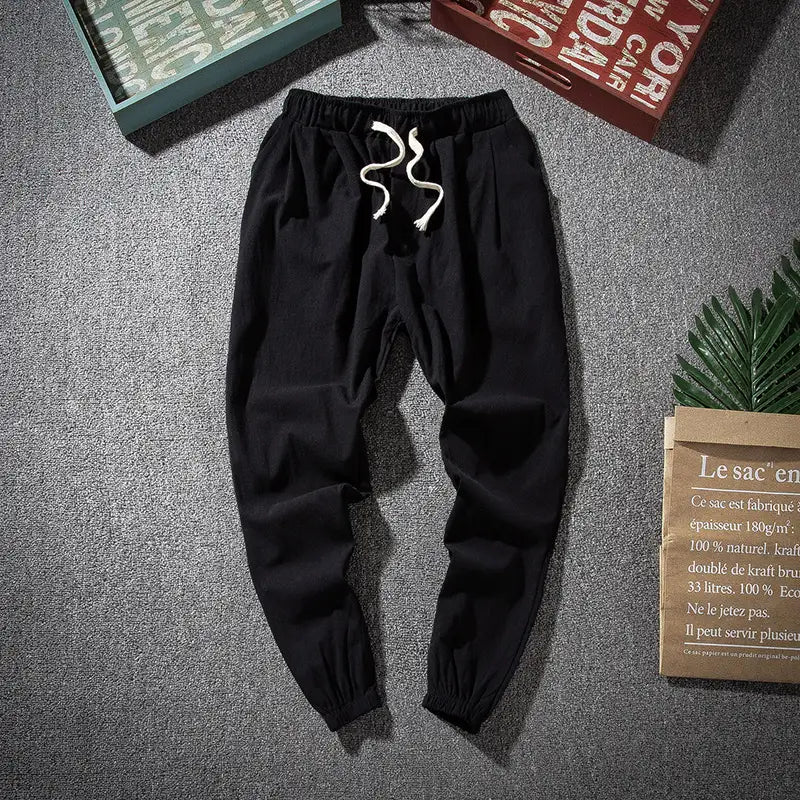 Herren-Slim-Fit-Jogginghosen aus schwarzem Baumwoll-Leinen mit Kordelzugbund und elastischen Bündchen.