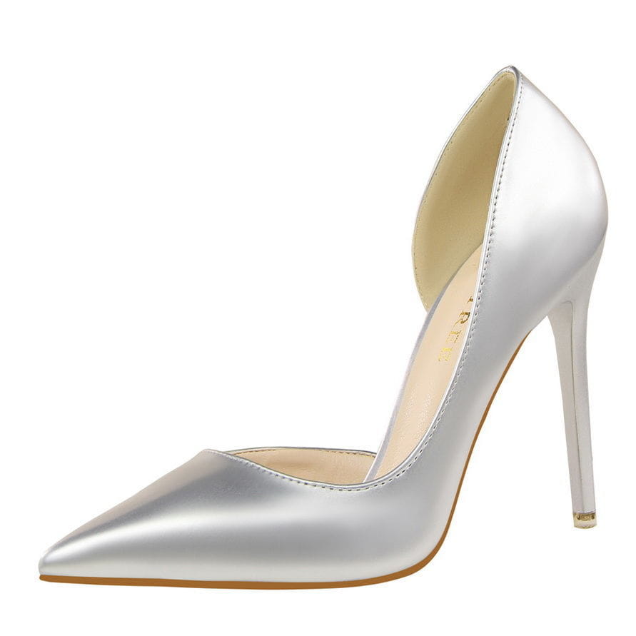 Pumps aus silbernem Satin mit spitzer Zehenpartie, D’Orsay-Absatz und Lackleder, mit schmalem Stiletto-Absatz, von der Rückseite gezeigt.