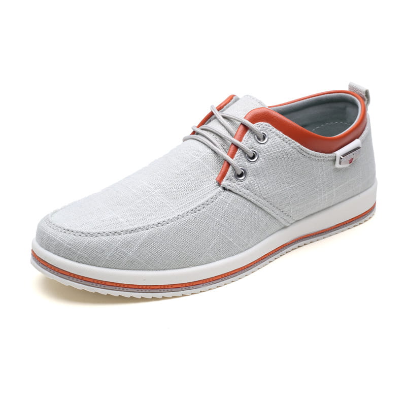 Herren-Hellgraue Leinensneaker in Übergröße für den Freizeitbereich mit Schnürung, mit orangefarbenen Akzenten an den Schnürsenkeln, am Kragen und am Rand der Sohle.