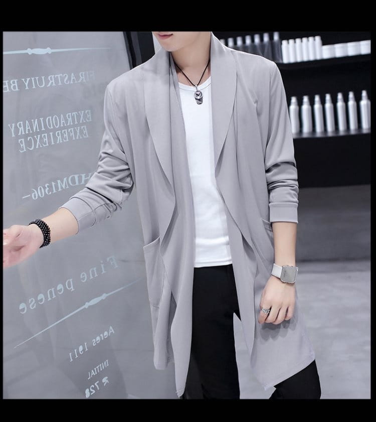 Abrigo tipo capa con capucha y frente abierto, de corte ajustado, color gris para hombre, con un diseño moderno y elegante y una textura sutil.