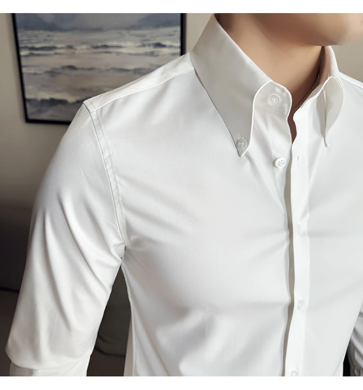Chemise habillée blanche sans repassage pour homme en grande taille en bleu clair lumineux, col classique et tissu soigneusement repassé.