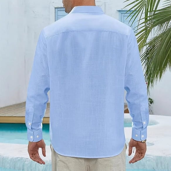 Chemise en lin à manches longues bleu clair avec poches et un tissage légèrement texturé.