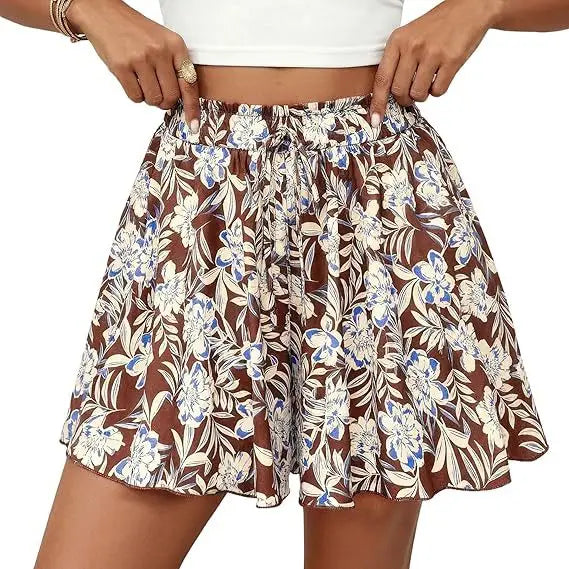 Braune Shorts mit floralem Muster und hoher Taille im A-Linien-Schnitt mit weißen und blauen Blumen, elastischem Bund und ausgestelltem Saum.