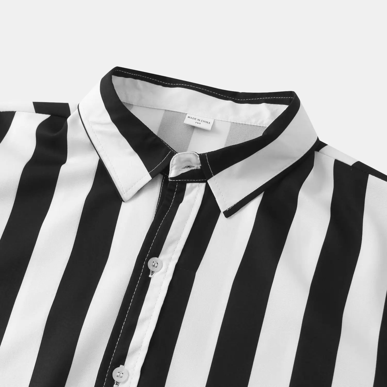 Chemise pour homme à rayures, à manches courtes, boutonnée sur le devant, présentant des rayures verticales noir et blanc et un col net.