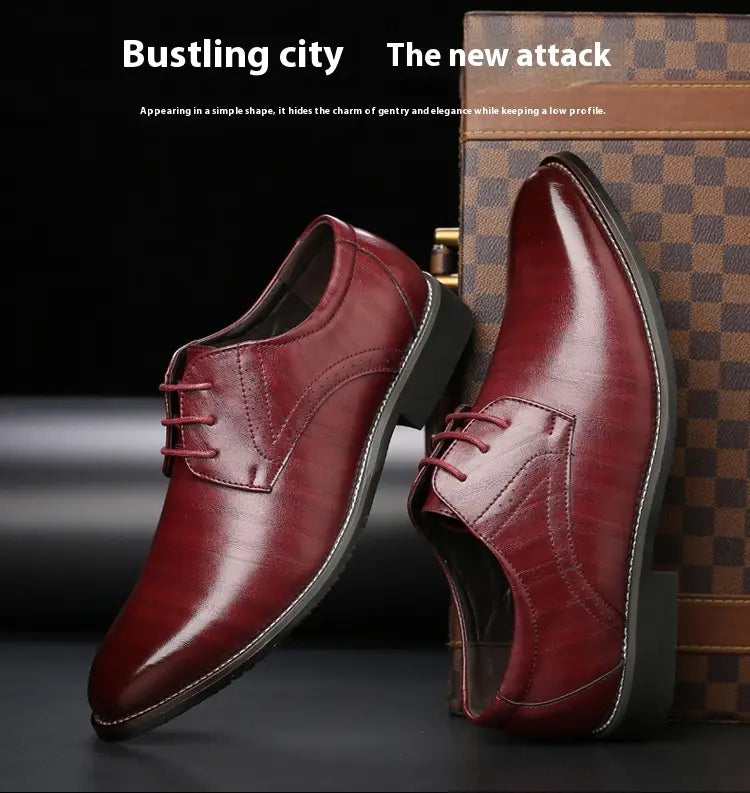Chaussures habillées de type oxford en cuir pour homme, brogues, en cuir bordeaux, avec un design à laçage et des semelles noires élégantes.