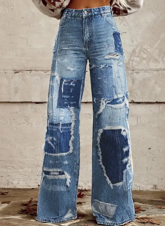 Jeans mit weitem Bein aus blauem Denim für Damen mit verzweifelten Patches und ausgefransten Kanten in einem zerrissenen Design.