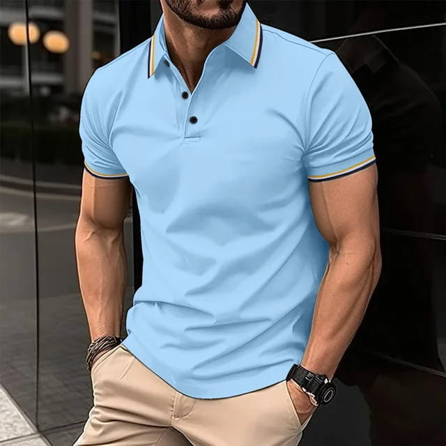 Kontrastiertes Herren-Poloshirt in Hellblau, kurzärmelig, aus atmungsaktivem Stoff, mit gelbem und schwarzem Besatz an Kragen und Ärmelmanschetten