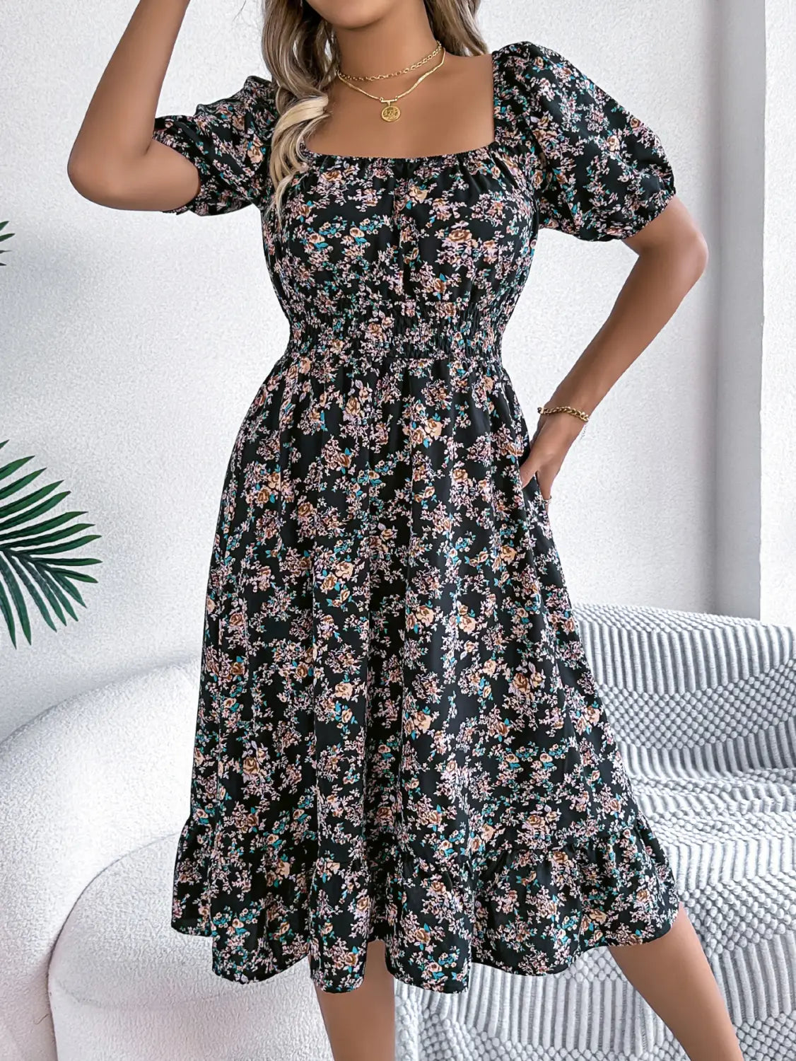 Robe midi à imprimé floral noir, avec manches courtes bouffantes et encolure carrée, adaptée pour l’été.