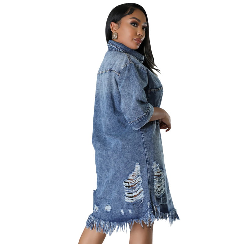 Robe chemise midi en denim bleu, avec déchirures abîmées et ourlet effiloché, dans un style décontracté