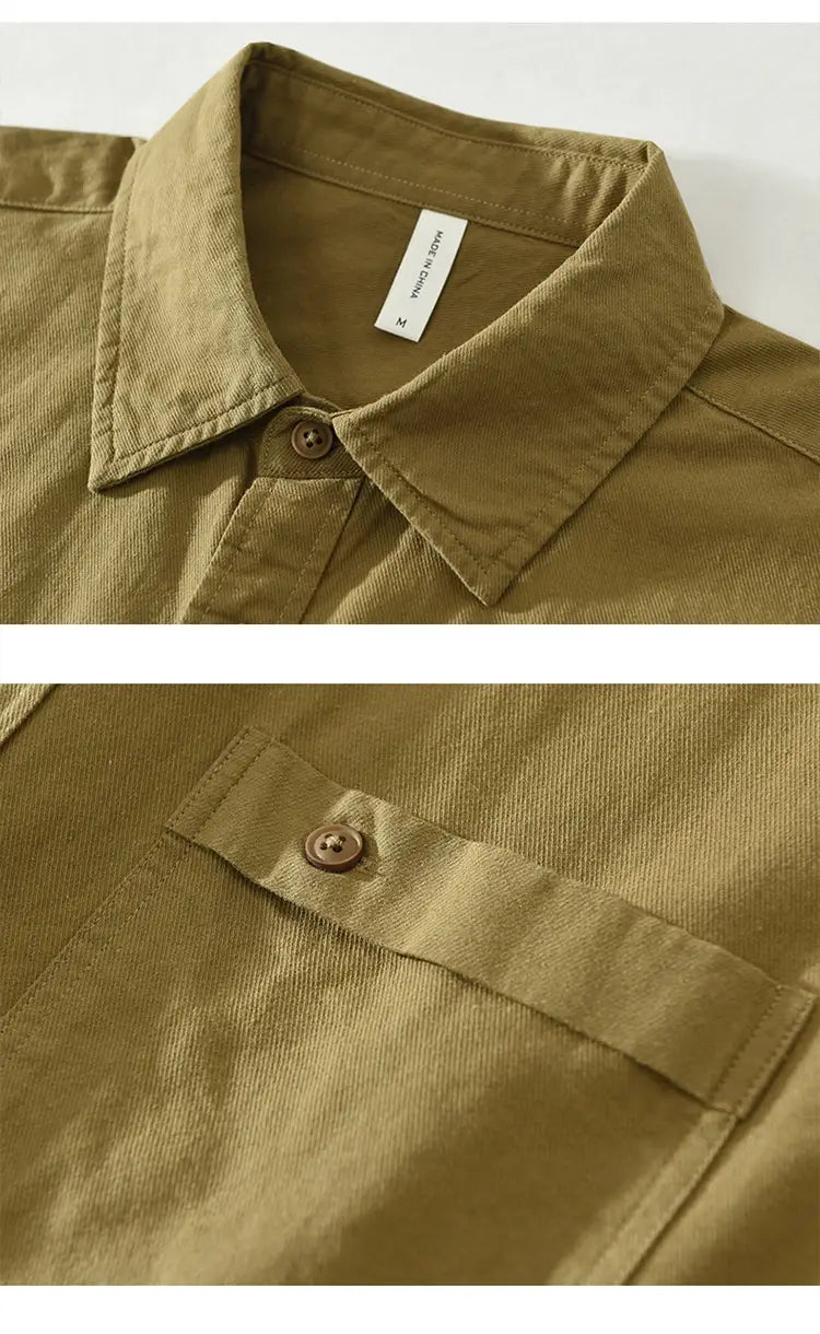 Chemise à manches longues en coton style japonais pour homme en vert olive, avec un col classique et des boutons marron assortis.