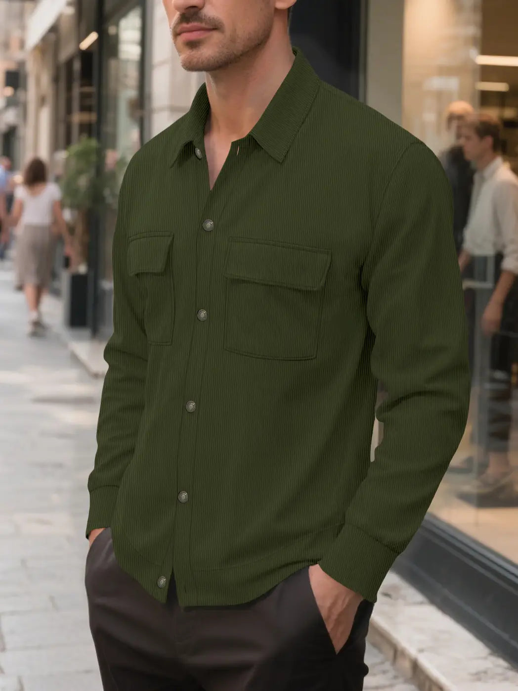 Olivgrünes Herren-Cordhemd mit Pinstripe, langärmelig, im Knopfverschluss-Stil, mit dezenter vertikaler Rippung und zwei Brusttaschen.