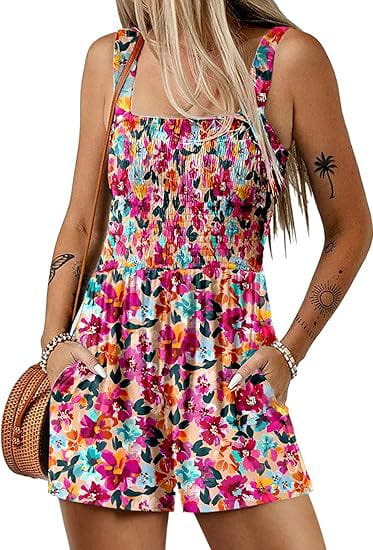 Mono tipo peto vibrante con estampado floral sin mangas para playa de verano, con tirantes finos y bolsillos laterales, confeccionado con tejido ligero.