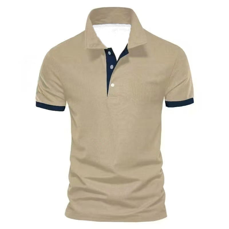 Beiges Herren-Poloshirt mit Farbblock-Kurzarm mit dunkelblauem Besatz an der Kragenknopfleiste und an den Ärmelabschlüssen.