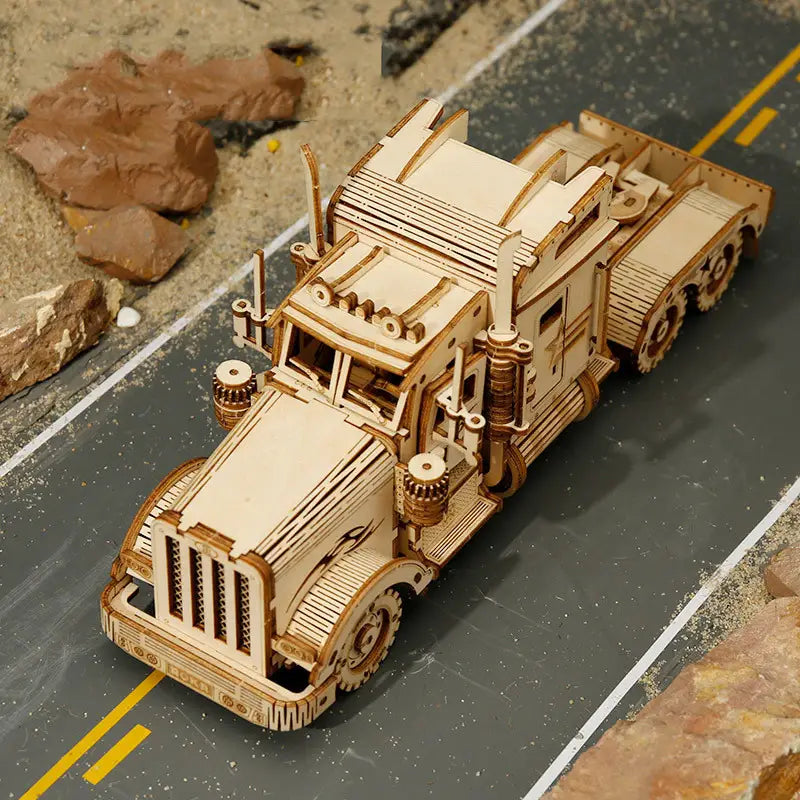 Un modèle en bois détaillé d’un semi-remorque classique, réalisé avec des pièces découpées au laser complexes dans des tons de bois brun clair naturel, présenté dans un kit de construction de modèle mécanique 3D d’assemblage DIY en bois.
