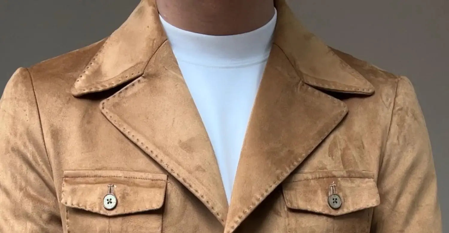 Abrigo de terciopelo de ante para hombre retro de primavera color verde oliva en ante color camel, con solapas tipo muesca y dos bolsillos delanteros de solapa, cada uno asegurado con un botón pequeño