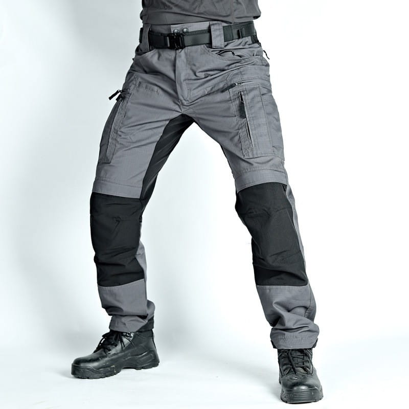 Pantalons tactiques P40 pour hommes de couleur gris, avec panneaux de genoux noirs renforcés et multiples poches utilitaires conçues pour un usage militaire.