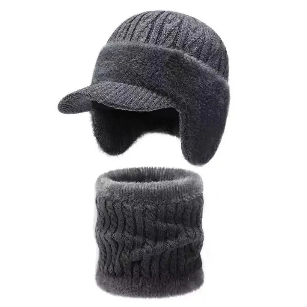 dunkelgraue fleecegefütterte gestrickte Mütze mit Ohrklappen und kurzer Krempe, kombiniert mit einem passenden gerippten Strickschal.
