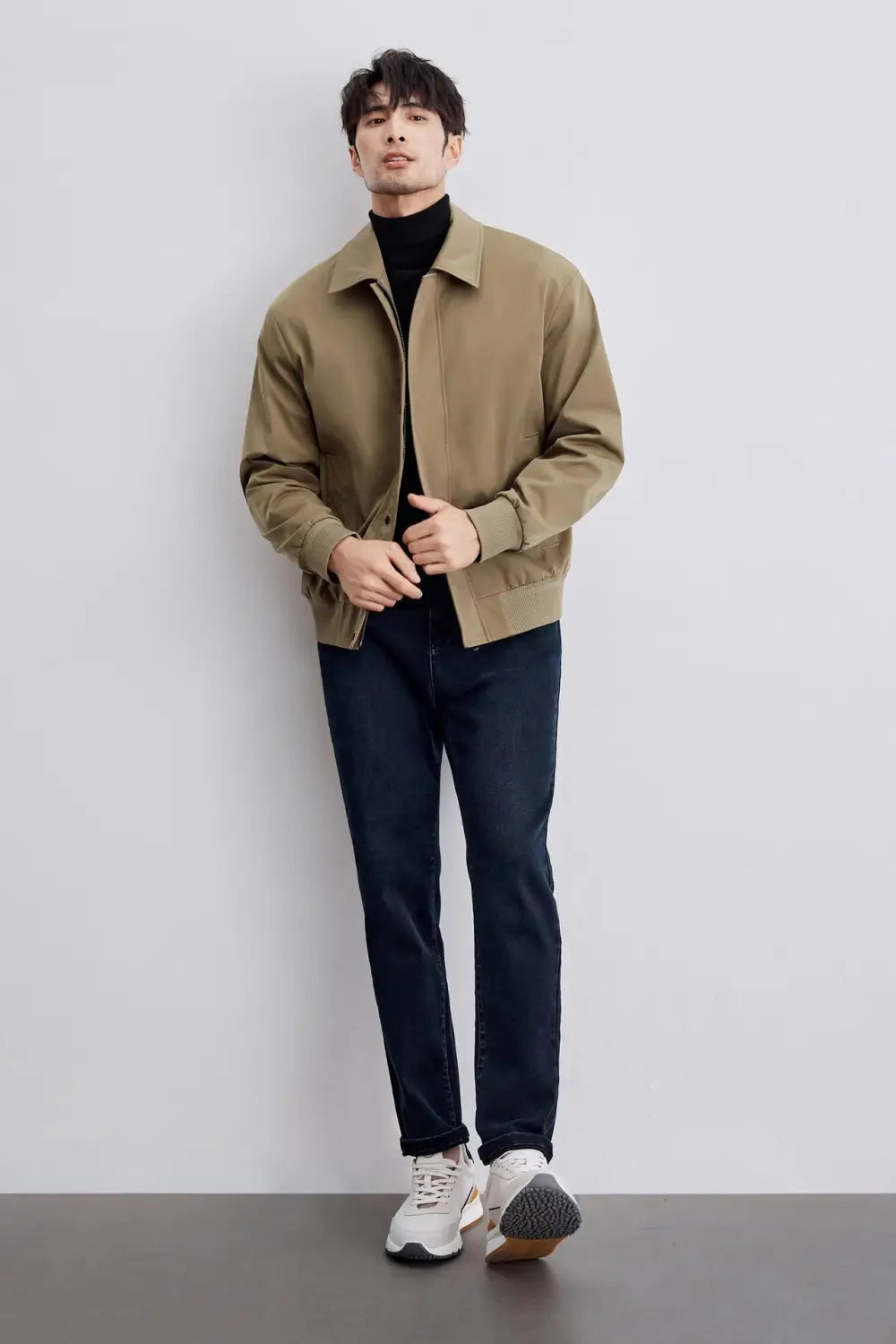 Herren-Jacke mit gestepptem Revers, für die Geschäftsführung, in hellemem Canvas-Tan, mit klassischem Kragen und gerippten Bündchen, entworfen für einen stilvollen und zugleich funktionalen Look