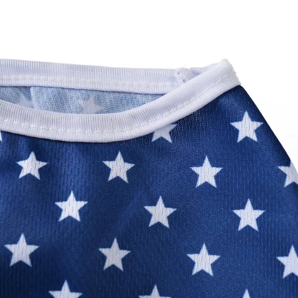 Chaleco de malla para perro con bandera estadounidense con tela azul y patrón de estrellas blancas, con ribete acanalado en azul claro a contraste y cuello diseñado para la comodidad de la mascota y un estilo patriótico
