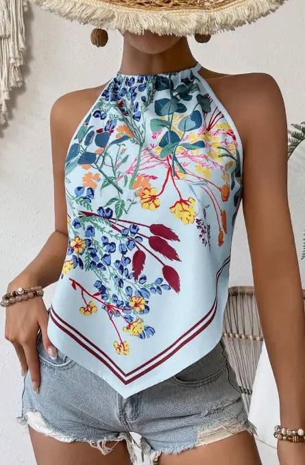 Ein hellblaues blumiges Neckholder-Top mit kräftig gelb-orangenen und violetten Blüten auf grünen Stielen, ärmelloses Hemd.