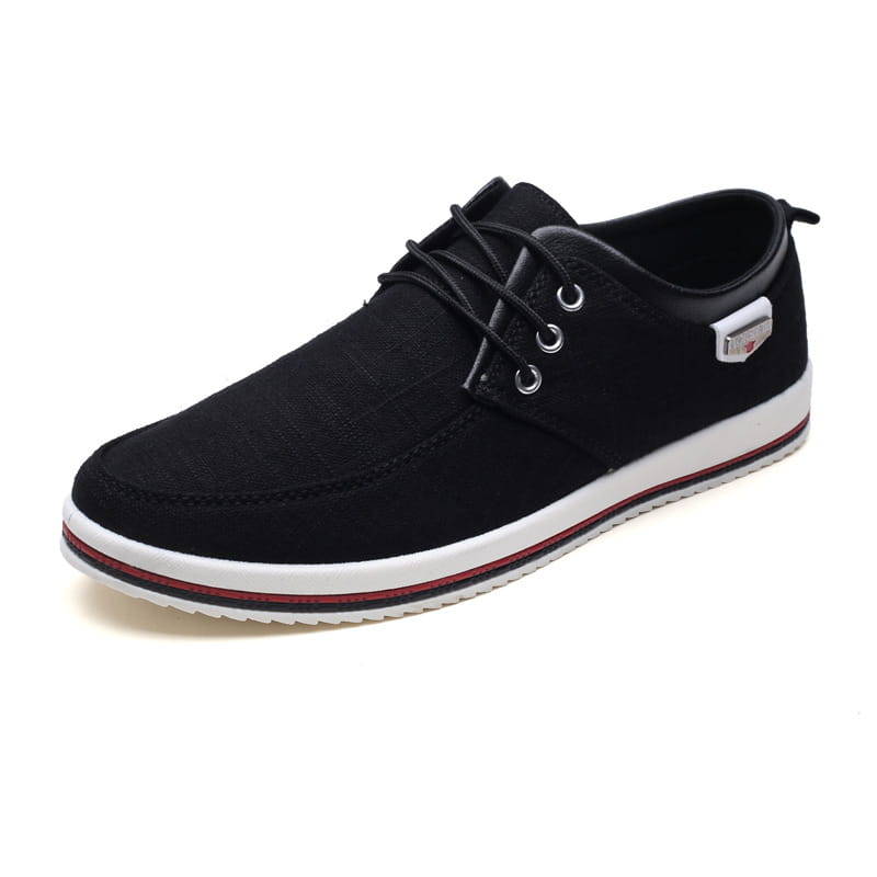 Herren-Leinensneaker in Übergröße für den Freizeitbereich mit Schnürung mit schwarzem Leinwandmaterial, weißer Gummisohle und roter Akzentlinie.