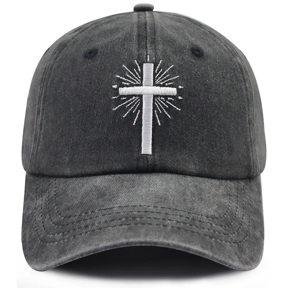 Casquette de baseball en denim gris foncé délavée et vieillie, présentant une croix blanche brodée avec des lignes rayonnantes de la collection Casquette de baseball vintage délavée à croix brodée.