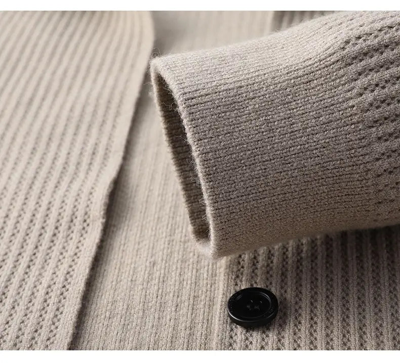 Beiger Rippstrick-Cardigan-Mantel für Herren mit strukturiertem Muster und schwarzen Knöpfen.